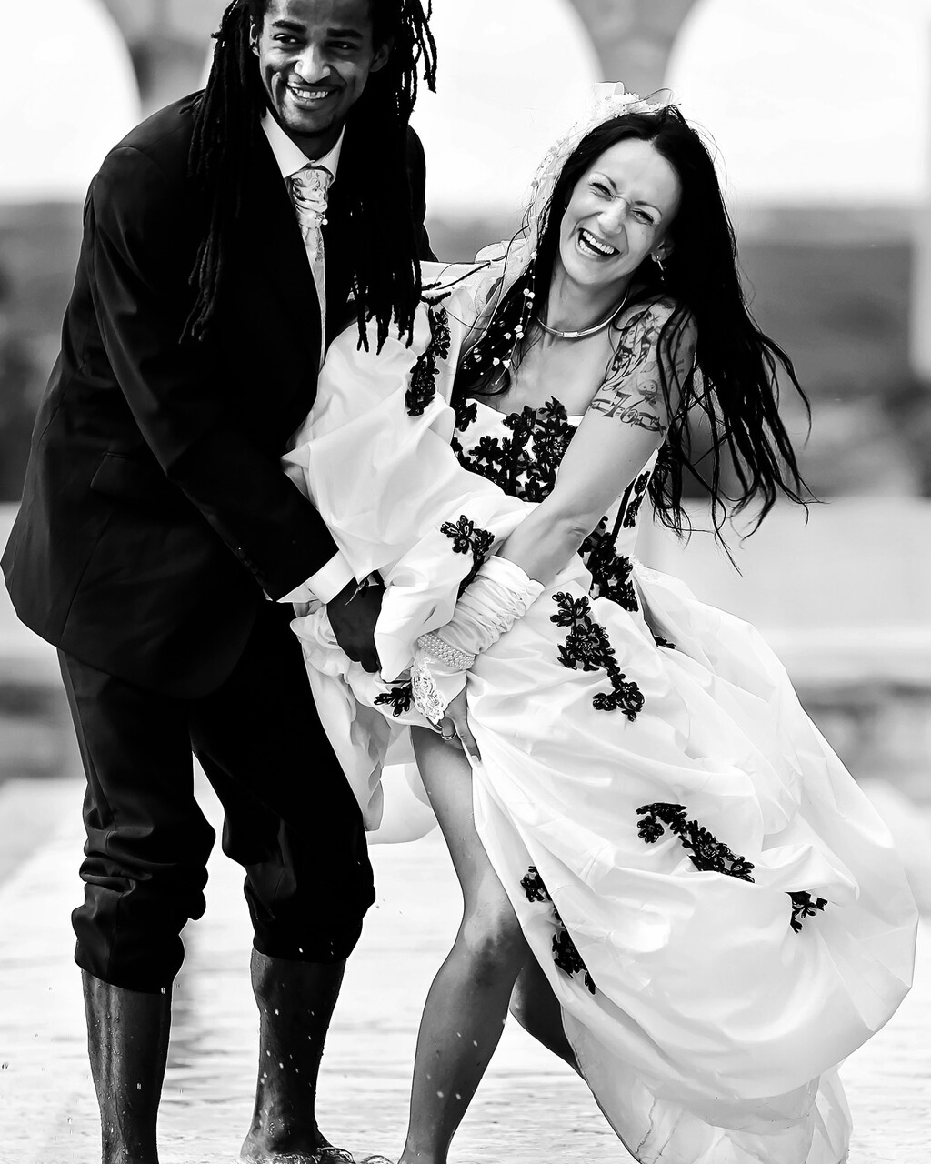 Portrait de mariée en noir et blanc avec bouquet réalisé à Mont-de-Marsan