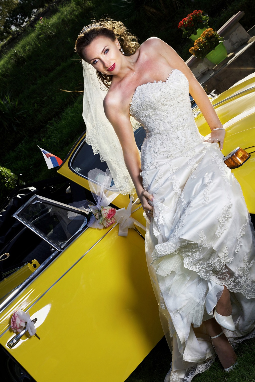 Portrait de mariée avec voiture de collection réalisé dans les Landes