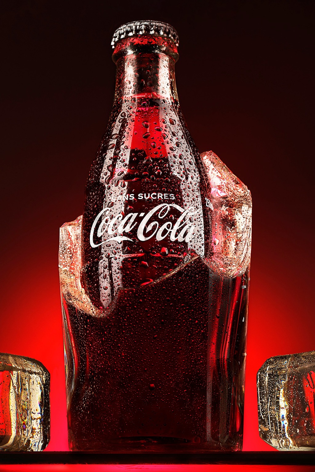 Packshot publicitaire de bouteille de soda sur glace, photographie produit en studio mobile à Mont-de-Marsan